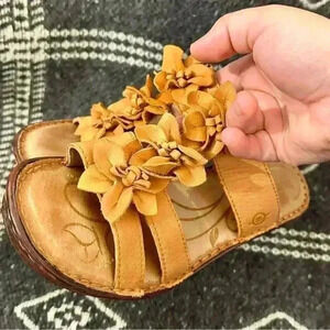 BORN | Tambourine Leather Zenia Heeled Leather Sandal Floral accents | Size 9